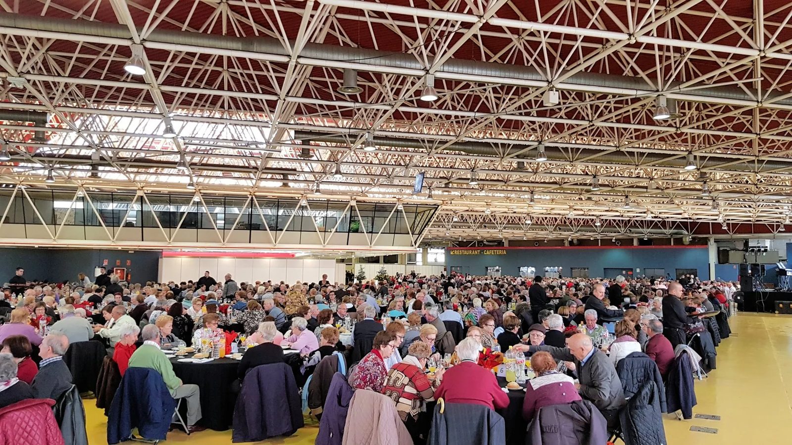 Comida para los ancianos - 1300 personas - Ayuntamiento de Cornella