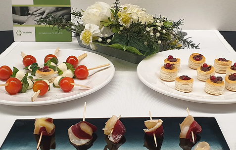 Assortiment d'aperitius de càtering sobre mantell blanc