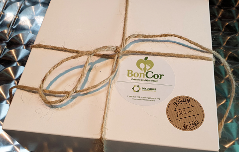 Food box de BonCor lligada amb cordill i segell artesanal